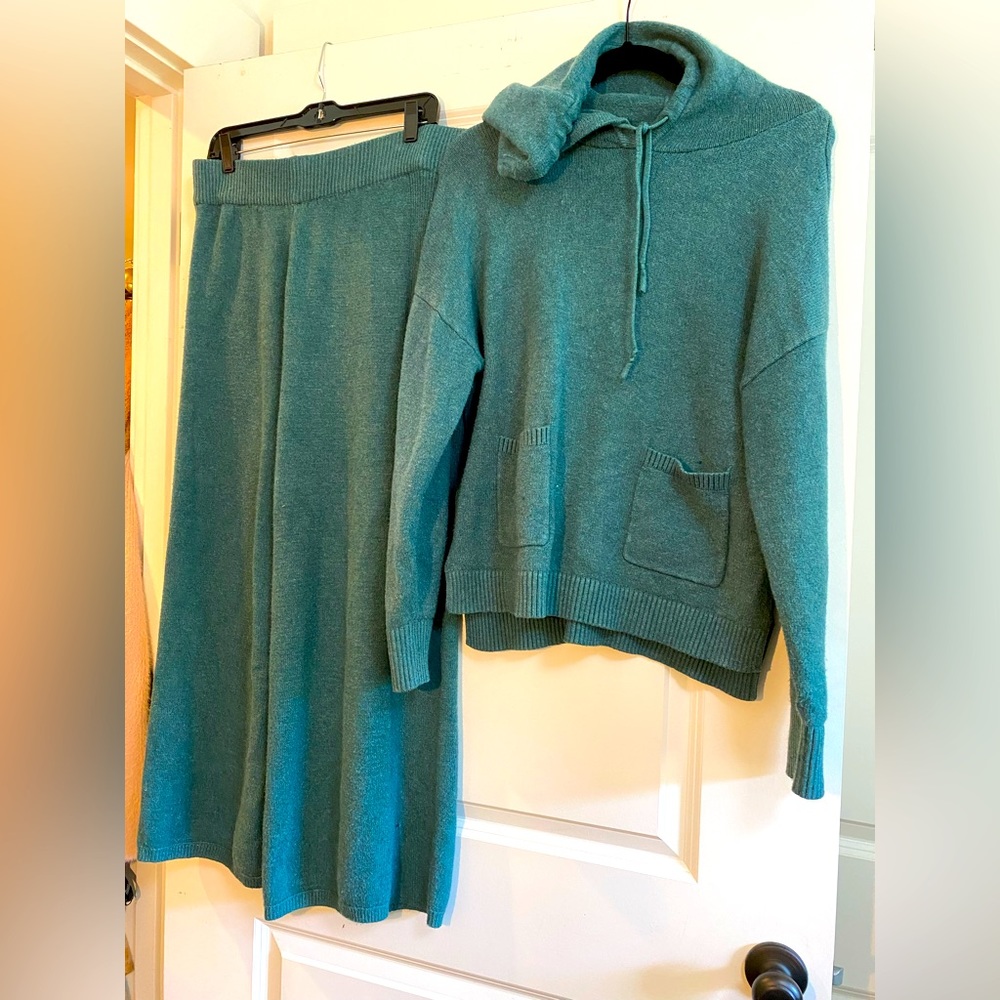 Set of matching teal sweater and sweater pants size Large